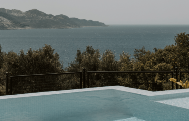 Fırnaz’ın Eşsiz Güzelliği: Sonsuzluk Havuzlu Villa