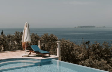 Fırnaz’ın Eşsiz Güzelliği: Sonsuzluk Havuzlu Villa